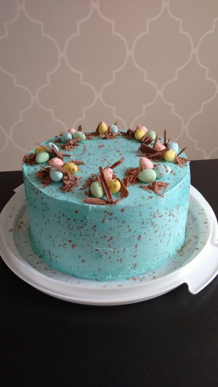 Motivna torta za Velikonočni pastel s čokolado, okrašena s čokoladnimi žetoni