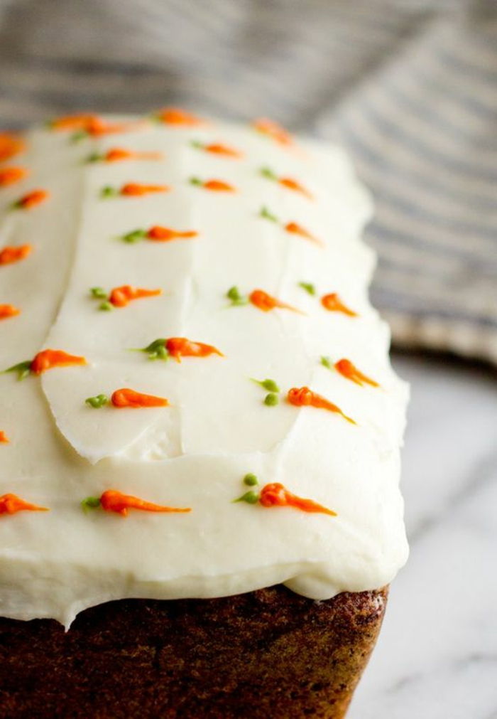 Tårta dekorerad med morötter vit kräm österut inredda