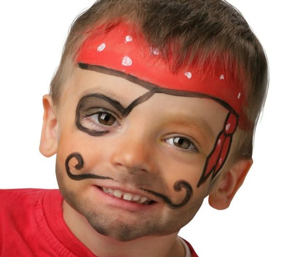 doce criança com uma maquiagem de pirata