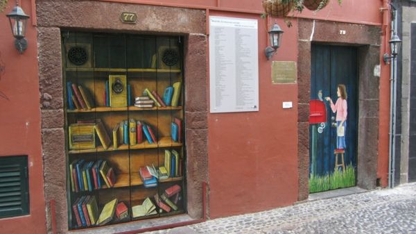 Painted_doors_on_Rua_de_Santa_Maria、_Funchal、_Madeira