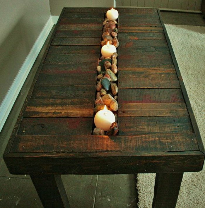 Paleta z drewna stolik kamienie dekoracyjne Świeca dekoracje