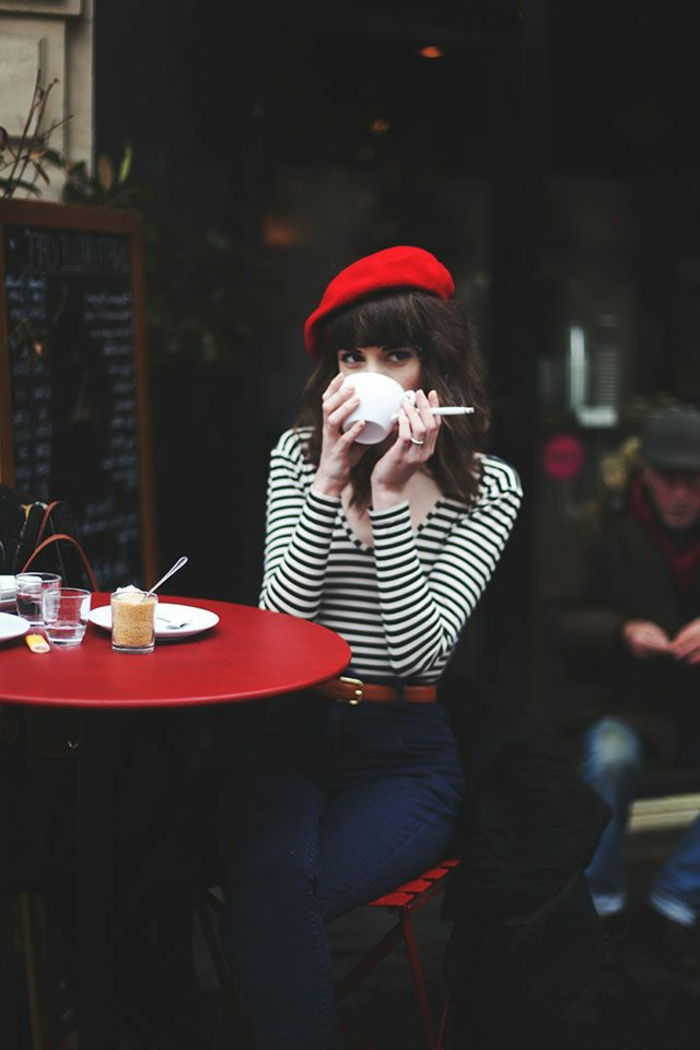 Paris imagem clássica menina Café-vermelho-Francês-cap café cigarro tabela vermelha