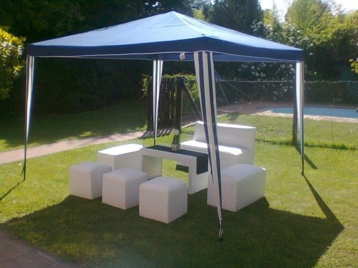 Partytält med minimalistiska möbler-in-garden