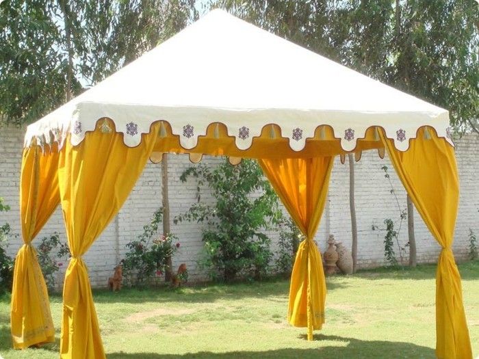 Paviljong tält med gula gardiner