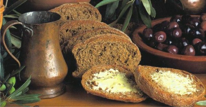 Grécko-food-Paximadi chlieb a syr feta olivy