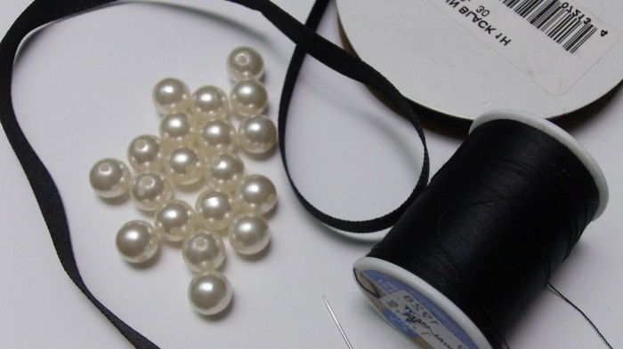 pärlhalsband-själv-making gul-pearl med svart-tråd