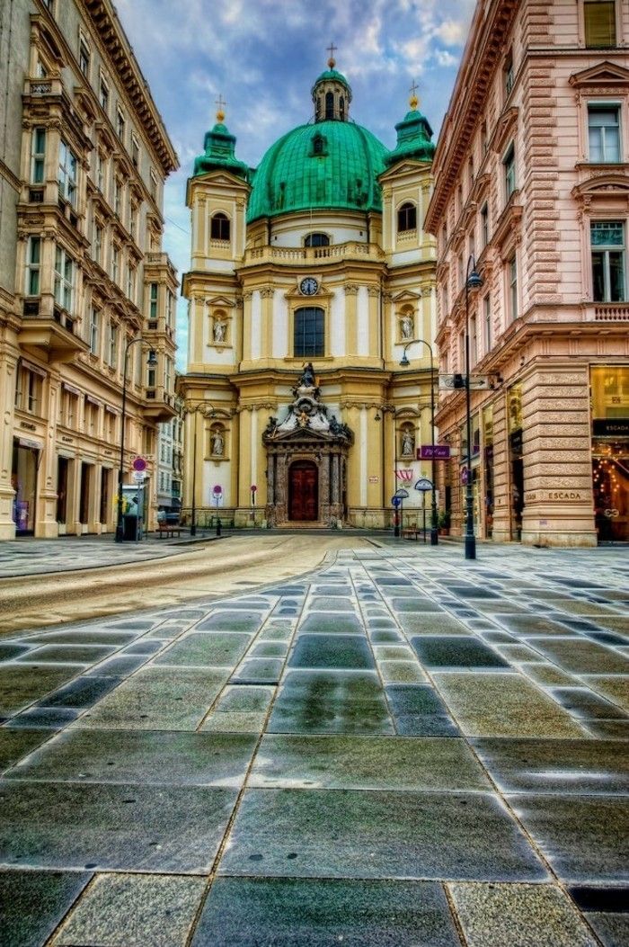 Arhitectura Sf. Petru Biserica-in-Viena -Austria-unic-baroc