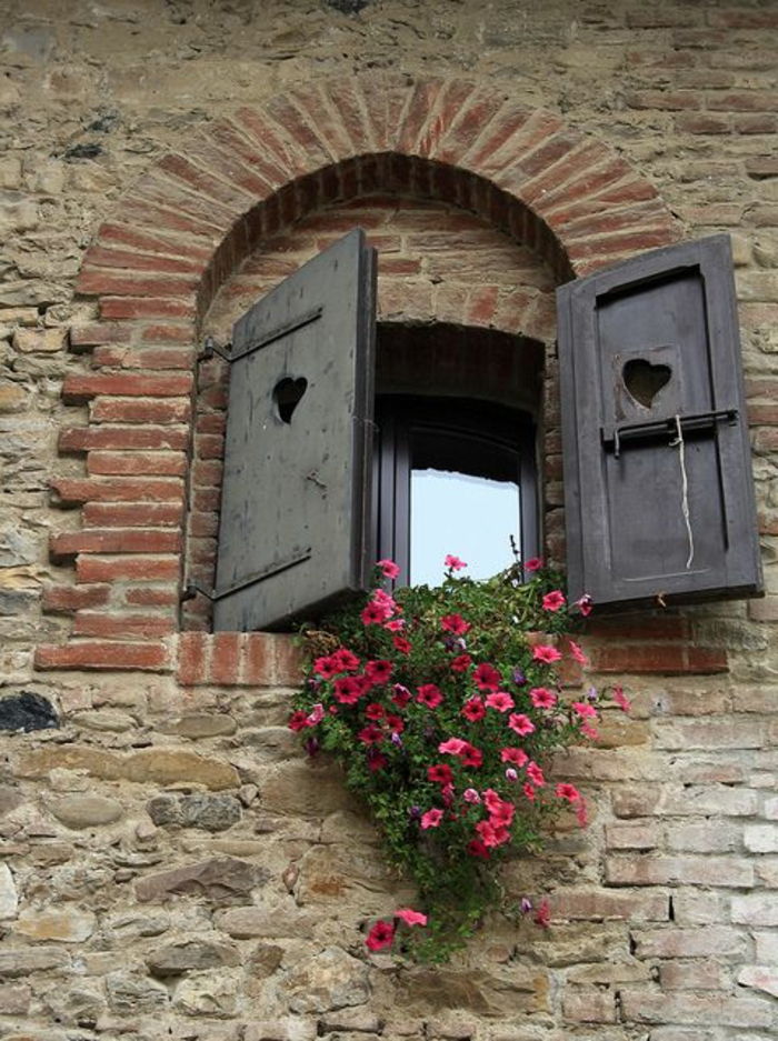 Piacenza-Italia muri aristocratica casa di pietra e romantica finestra di legno Fiore persiana