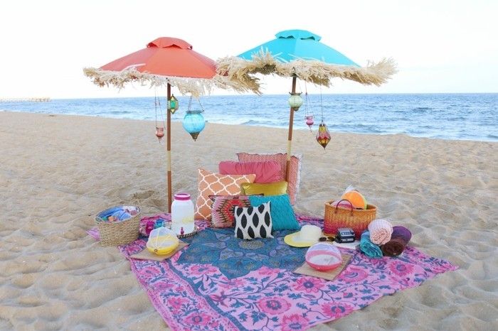 Picknick på stranden-med-två-paraplyer