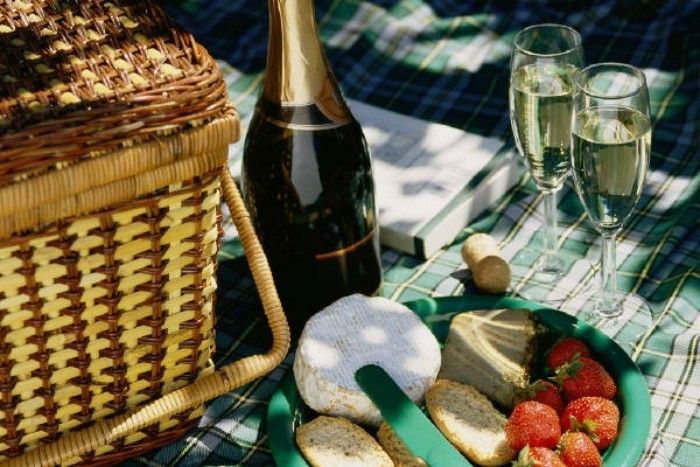 Picknick i öppna mousserande vin och frukt