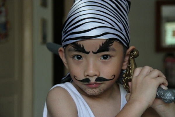 menino legal com maquiagem pirata