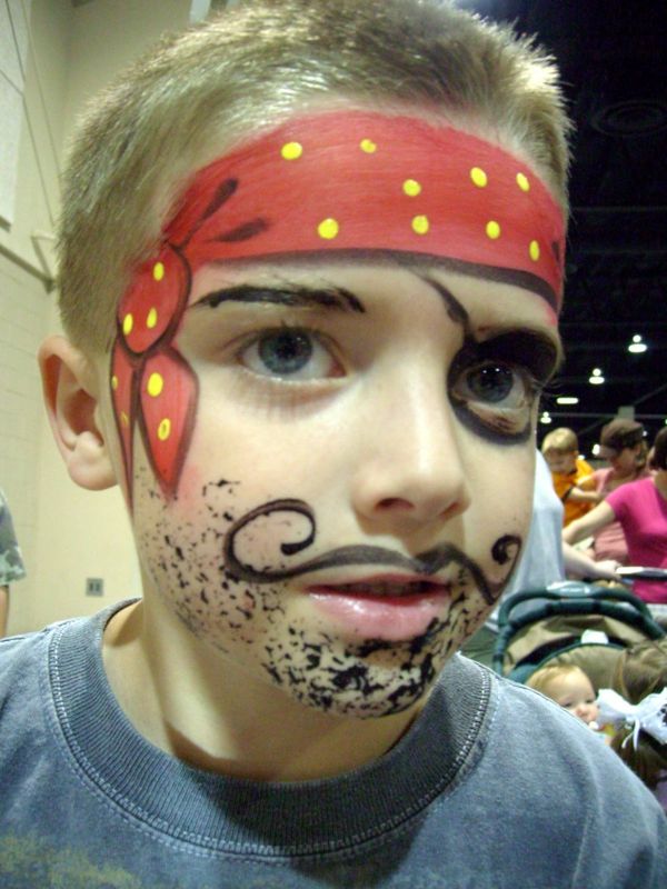 menino com maquiagem pirata - ideia muito interessante
