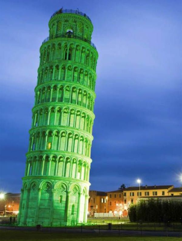 Pisa stolp-zeleno-St-Patrick's-Day