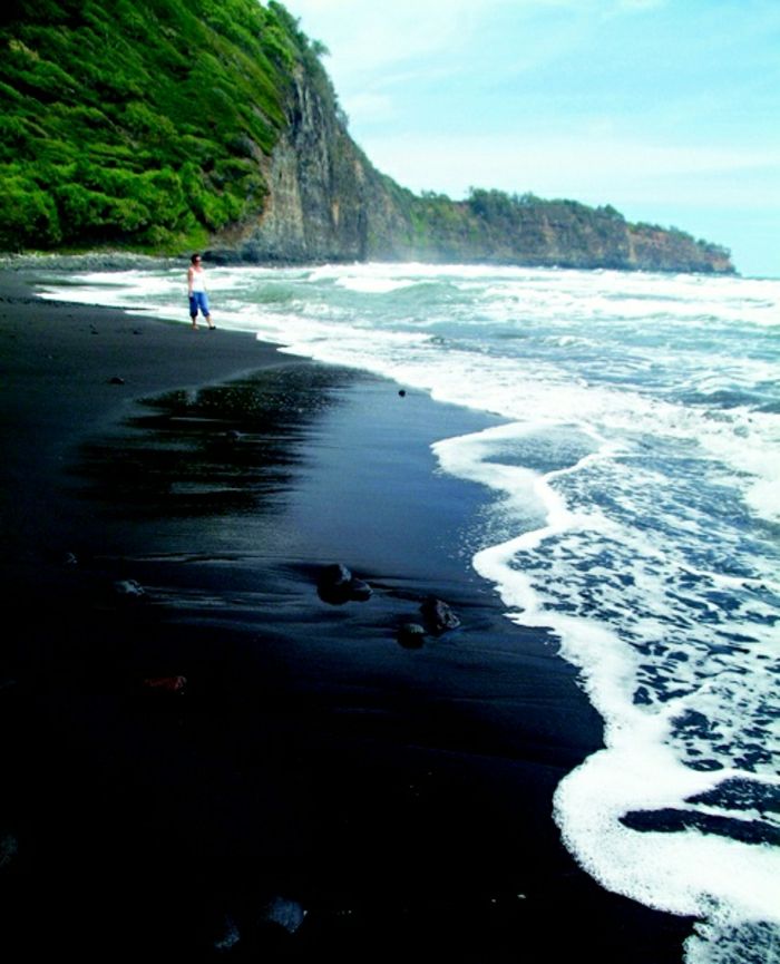 nisip negru Pololu Beach Hawaii