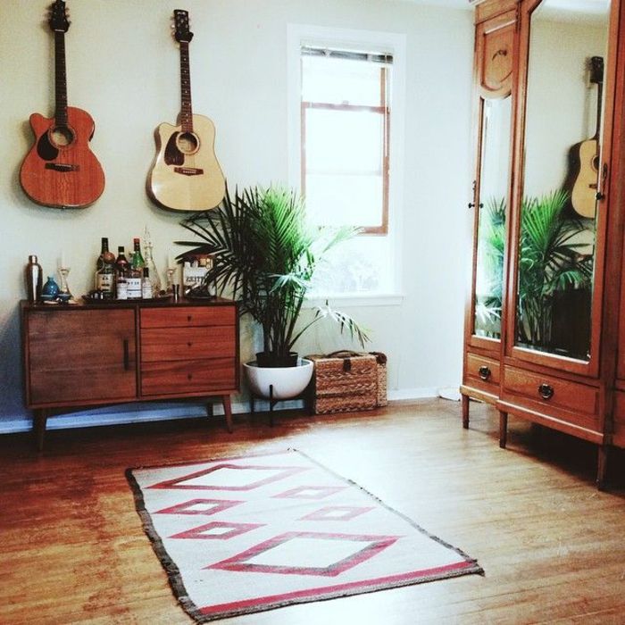 Espaço-Vintage móveis tapete plantas envasadas-pequeno-Vintage acústicos guitarras-an-der-muro