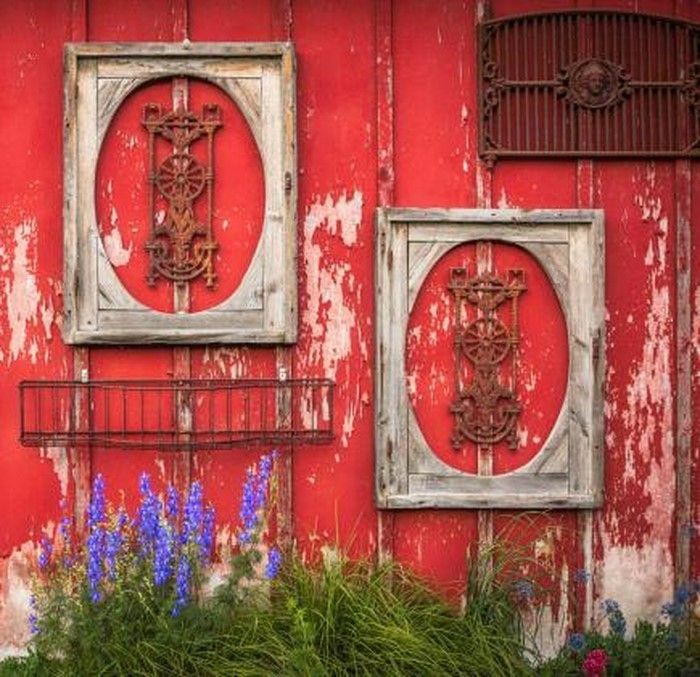 Retro dekoracija - rdeča stena z okraski