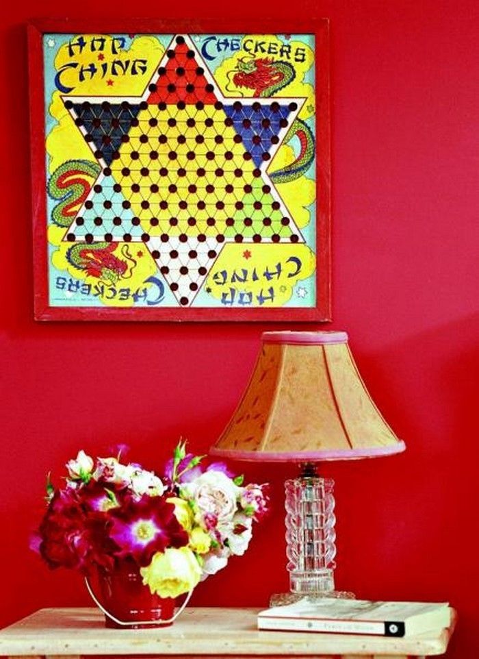 Retro deco - parede vermelha, flores e uma lâmpada