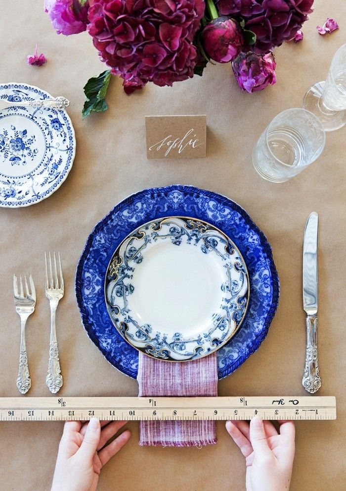Rechts-tafelkleed-met-porseleinen bord