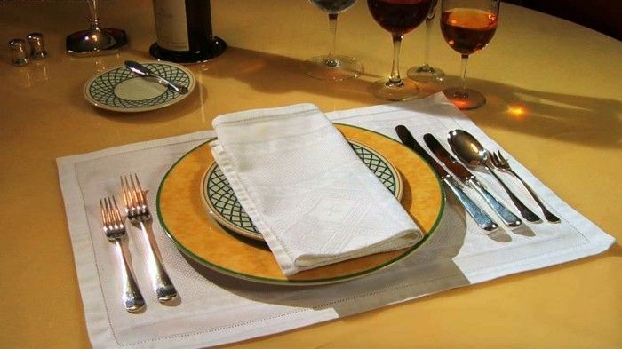 Rechts-Tischdeckenauf-oranje tafellaken