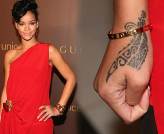 Rihanna su tatuiruote ant riešo