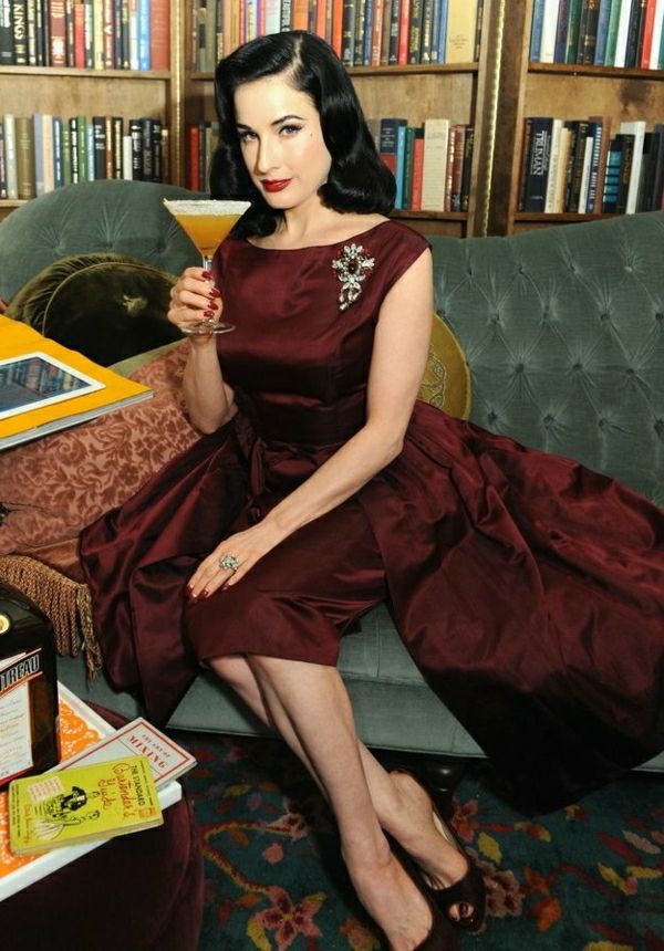Rockabilly Dita Von Teese-vinröd klänning skor Stock böcker soffa