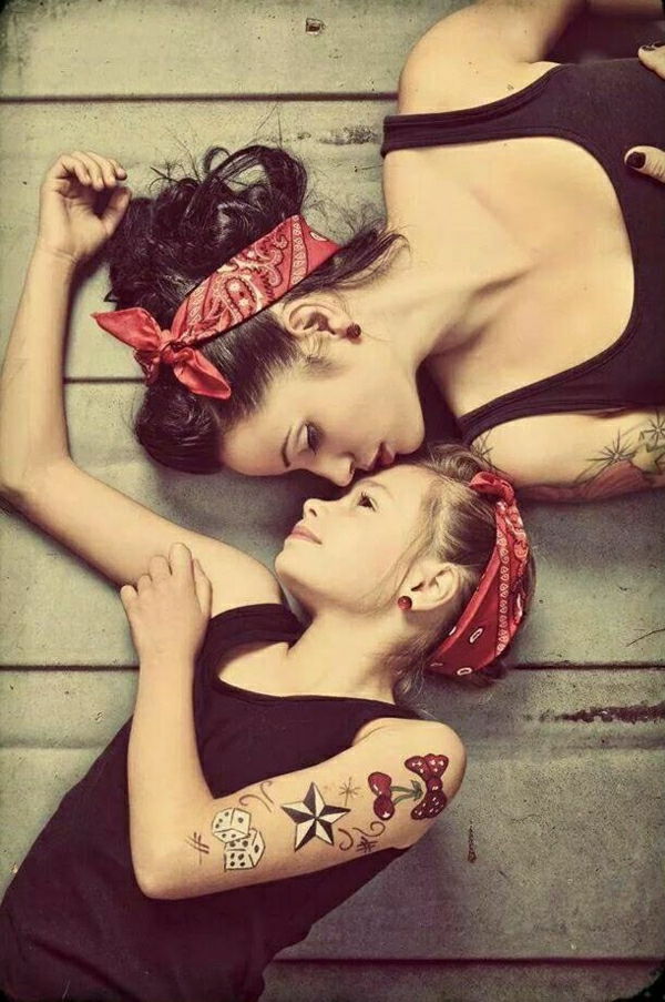 Rockabilly klänningar mor-dotter tatueringar Pannband liggande