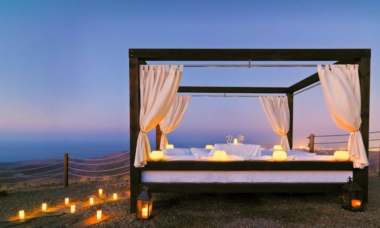 enkelt, chic-mycket unika-romantisk belysning-on-bed-and-sand