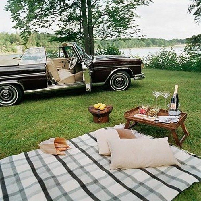 Romantisk picknick med retro bil
