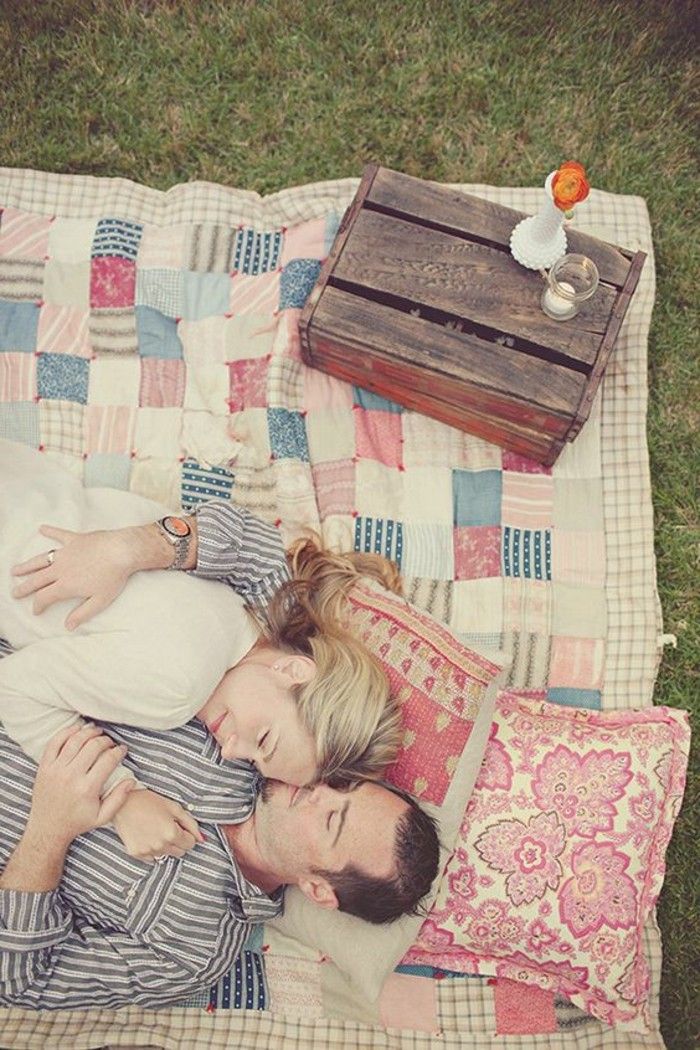 Romantisk picknick med färgglada kuddar