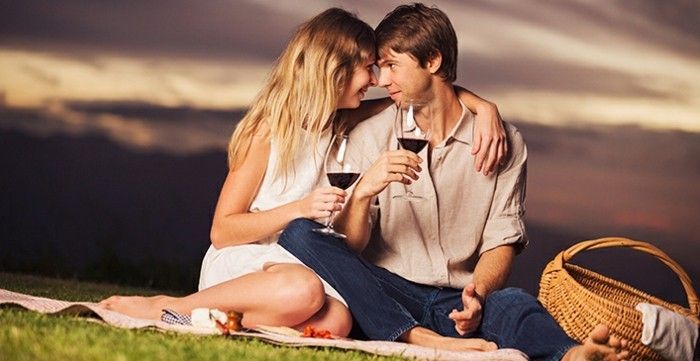 Piquenique romântico com vermelho-vinho