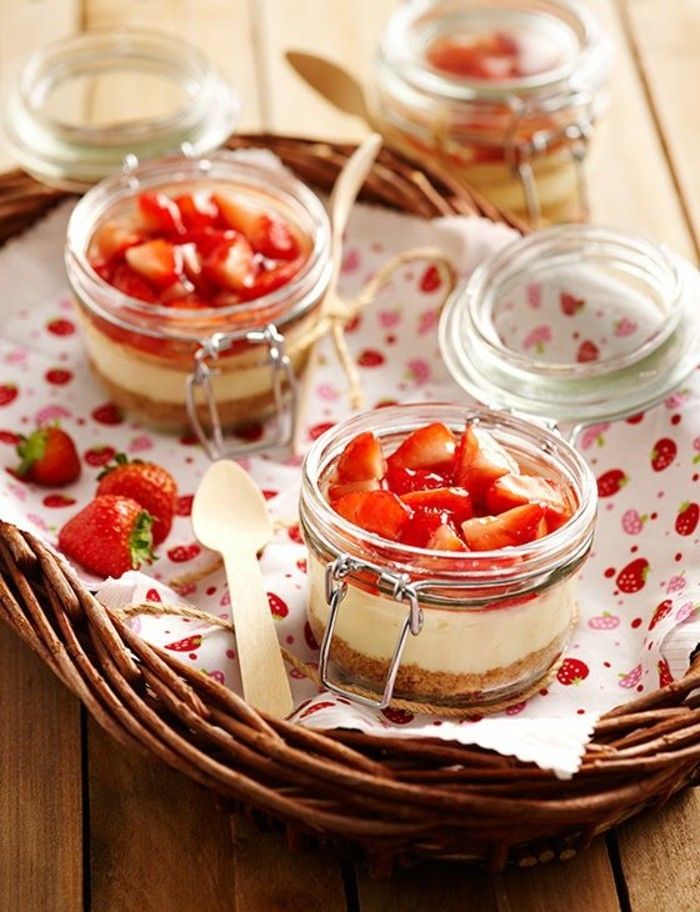 Romantisk picknick med-många jordgubbar