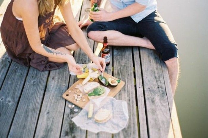 Romantisk picknick med mycket hälsosamma livsmedel