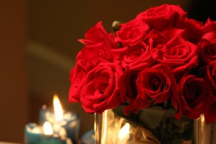 Rožės, stručio, ryškiai raudonos ir žvakės