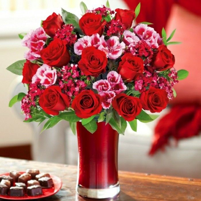 Rožės atsiųsti-in-vaza-raudona