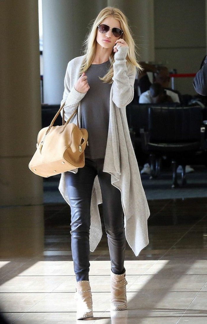 pantaloni di pelle Rosie Huntington-Whiteley lungo maglione grigio