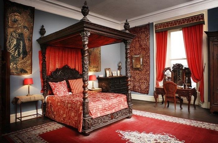 Rdeča spalnica oblika A-neokusen dekoracijo