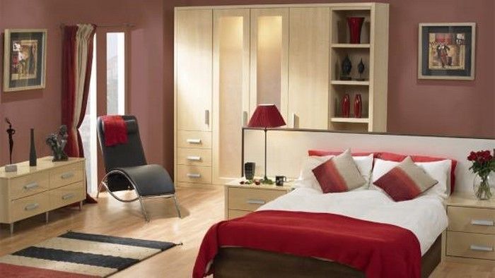 Rdeča spalnica oblika A-izjemna dekoracijo