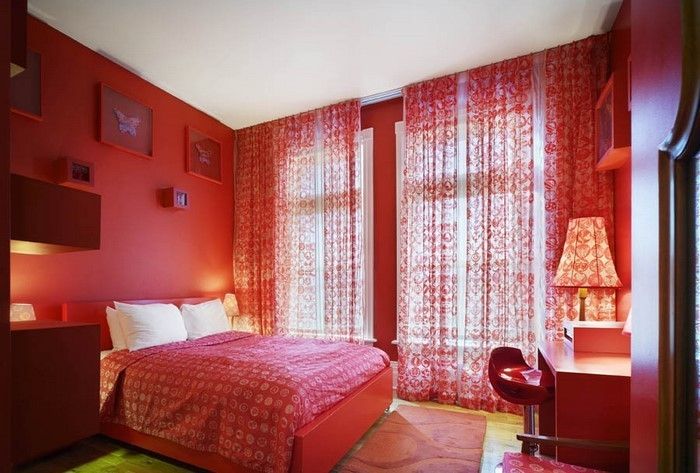 Rdeča spalnica oblika A-kul dekoracijo
