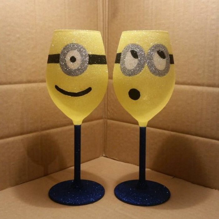 Rött vin glas inredda-as-the-Minions Funny kreativ idé