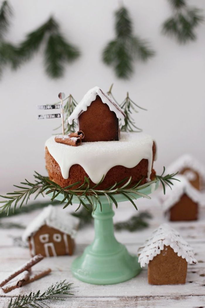 Cukroví pripraviť tortu stojan tortu kusy domov pokryté-s-sneh borovicových konárov dekorácie