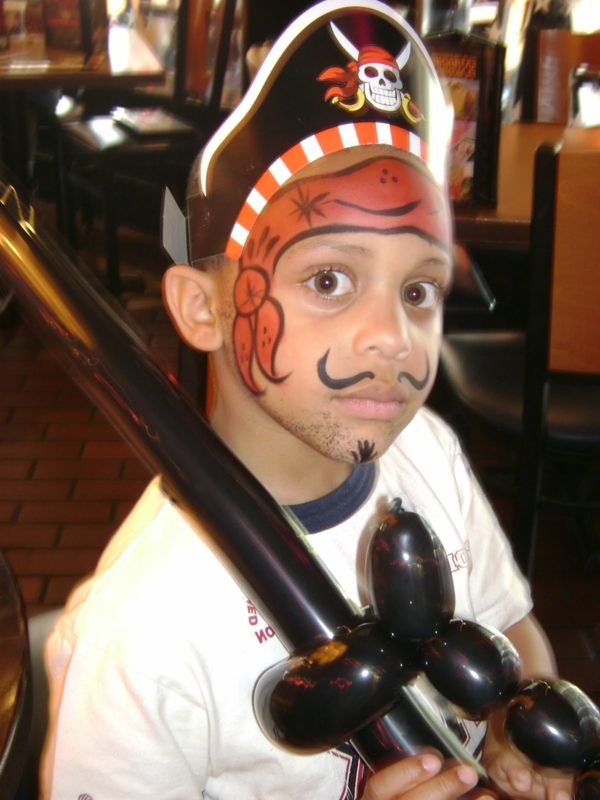 maquiagem pirata - menino com maquiagem e um chapéu