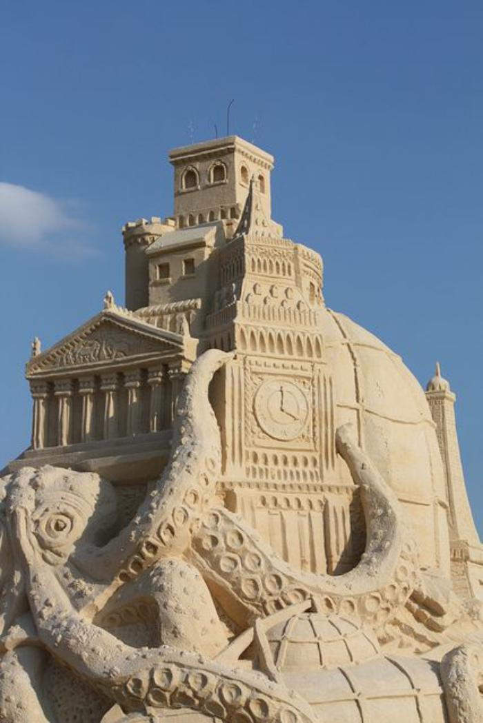 Sand skulptur av-blekksprut-holding-big-bygningen
