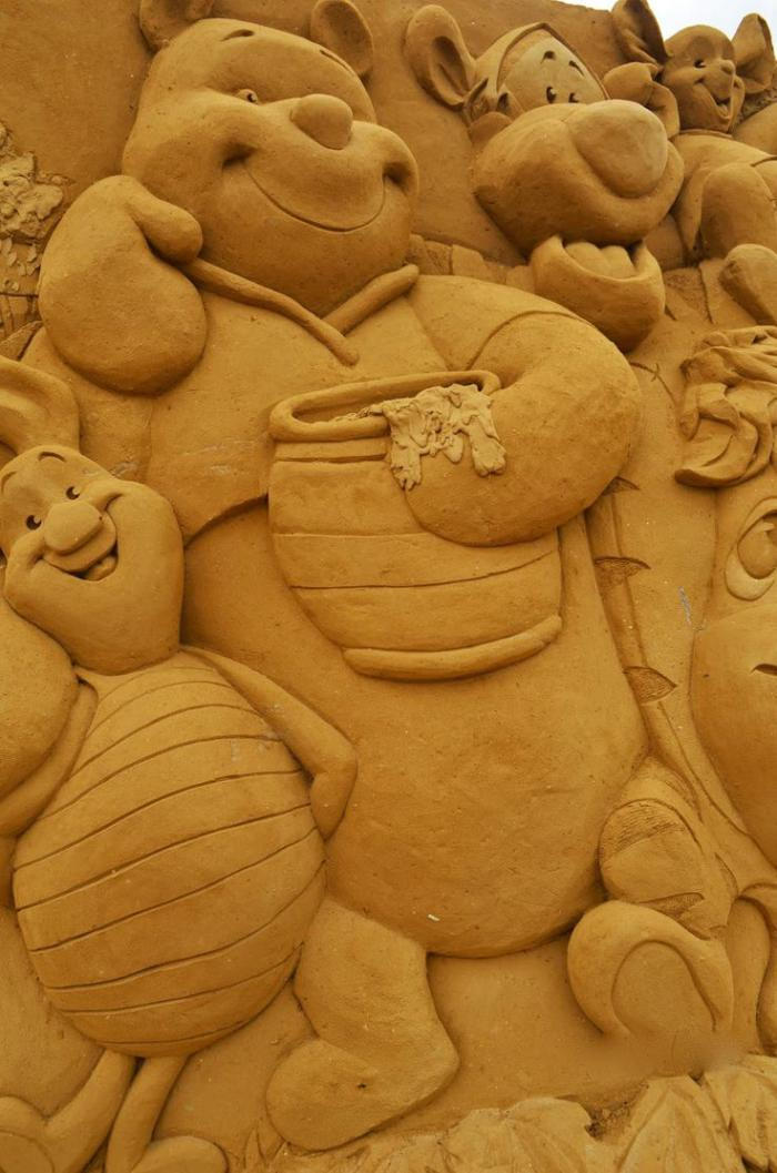 Sand skulptur of-the-folk-of-the-Pooh Winnie