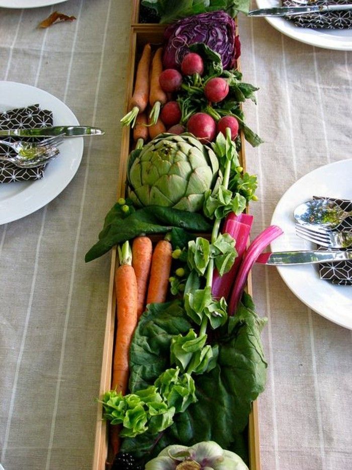 Vacker bordsdekoration-of-olika-grönsaker