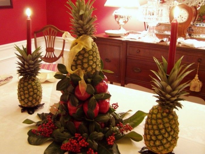 decoração de mesa bonita e abacaxi como castiçais