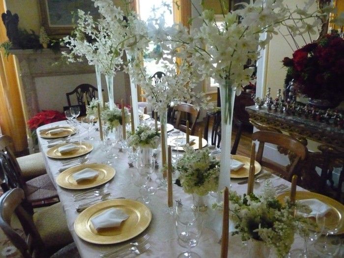 bela decoração de mesa com velas douradas