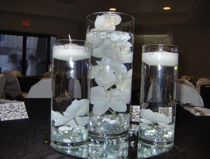bela decoração de mesa com flores brancas
