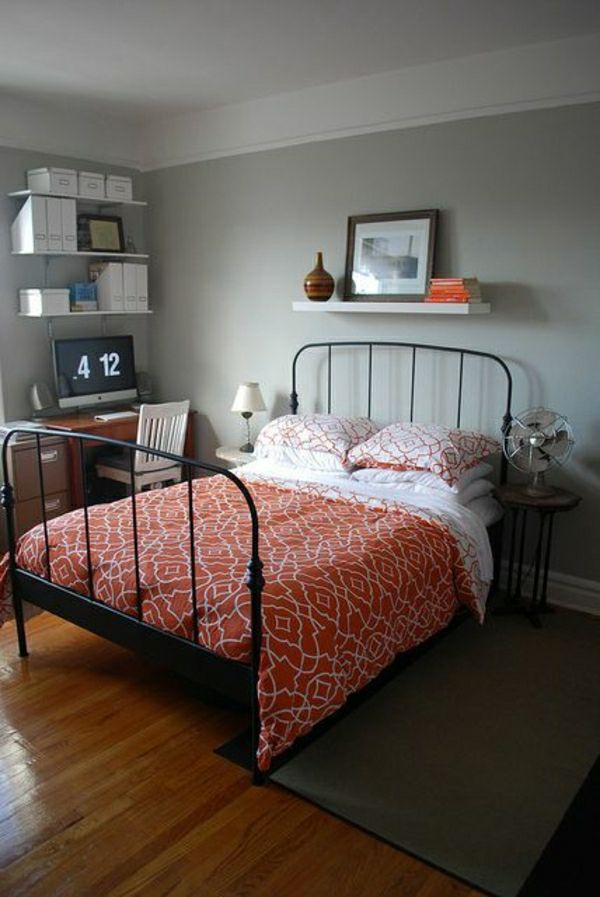 Soverom-bøker-datamaskin grå-orange-sengetøy Fan