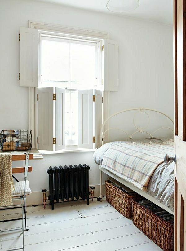 Yatak odası yatak panjurlar ve beyaz hasır sepetler-under-yataklı ısıtıcıları