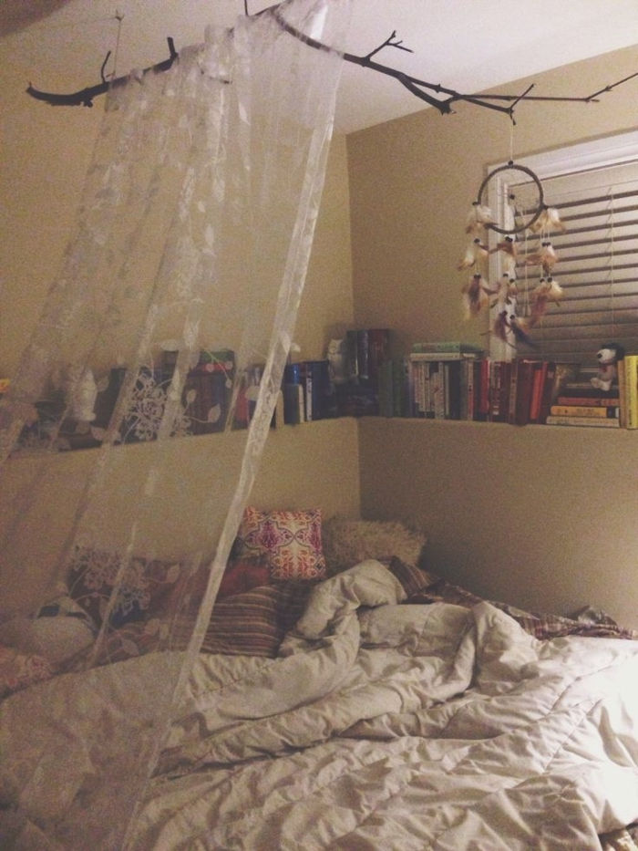 Camera da letto Idee-in-boho-style libri Tende cuscino Dream Catcher